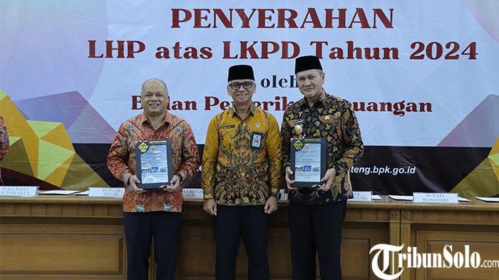 TERIMA OPINI WTP. Bupati Wonogiri, Setyo Sukarno dan Ketua DPRD Wonogiri Sriyono saat menerima opini Wajar Tanpa Pengecualian (WTP) dari BPK RI atas pemeriksaan Laporan Keuangan Pemerintah Daerah (LKPD) Tahun Anggaran 2024, Kamis (5/6/2025).