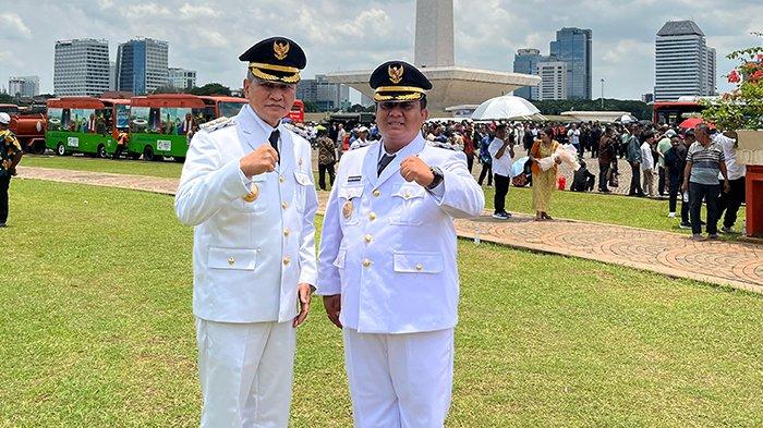 BUPATI-WAKIL BUPATI WONOGIRI. Bupati dan Wakil Bupati Wonogiri 2025-2030, Setyo Sukarno dan Imron Rizkyarno saat berfoto di depan Monas, Jakarta, Kamis (20/2/2025). Setyo-Imron dilantik oleh Presiden Prabowo di Istana Merdeka, Jakarta bersama dengan ratusan kepala daerah beserta wakilnya se-Indonesia.