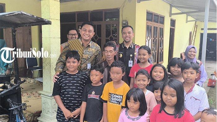 BERIKAN BANTUAN. Bupati Klaten Hamenang Wajar Ismoyo dan Wakil Bupati Benny Indra Ardhianto mengunjungi Sahir, pedagang Empek-empek yang alami musibah gerobak terbakar, Kamis (14/5/2025). Penjual yang alami kebakaran bernama Sahir (60), ia tinggal di Kampung Sobrah Gede, Kelurahan Buntalan, Kecamatan Klaten Tengah.