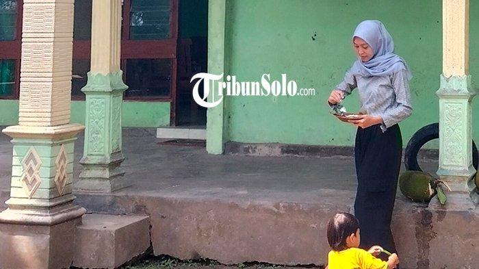 Tri Cahyaningsih, buruh pabrik peraih skor tertinggi di SKD CPNS Kemenkumham Jateng, difoto beberapa waktu lalu. Keinginannya untuk menjadi abdi negara tahun ini terpaksa tertunda lagi.