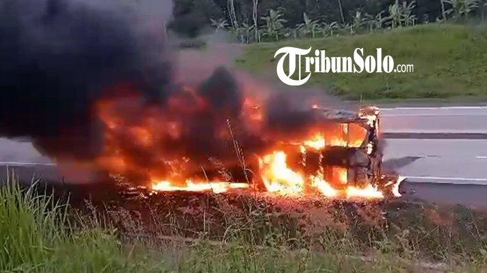 Bus Rosalia terbakar di tol Boyolali, Sabtu (16/3/2024).
