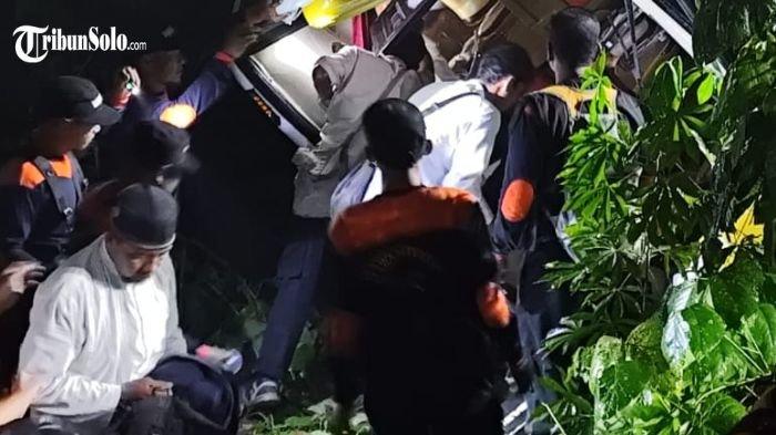 TERGULING : Bus rombongan pengajian asal Sukoharjo yang terguling di Pracimantoro, Senin (17/3/2025). Akibat kejadian itu, terdapat sejumlah korban yang mengalami luka.