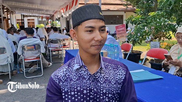CALON HAJI TERMUDA - Fikri Ahmad Imanudin (18) saat ditemui TribunSolo.com, Sabtu (12/5/2025). Warga Desa Karangjati, Kecamatan Kalijambe, Kabupaten Sragen itu jadi calon haji termuda asal Kabupaten Sragen pada pelaksanaan ibadah haji 2025 