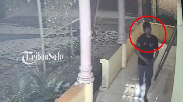 TEREKAM CCTV. Tangkapan layar aksi maling membobol SD Negeri 2 Pokoh Kidul, Kecamatan Wonogiri Kota. Kasus ini sudah dilaporkan ke polisi.