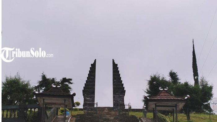 Candi Cetho Karanganyar dari pintu masuk