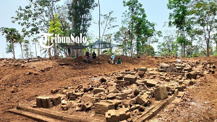Candi Watu Genuk, Desa Kragilan, Kecamatan Mojosongo.