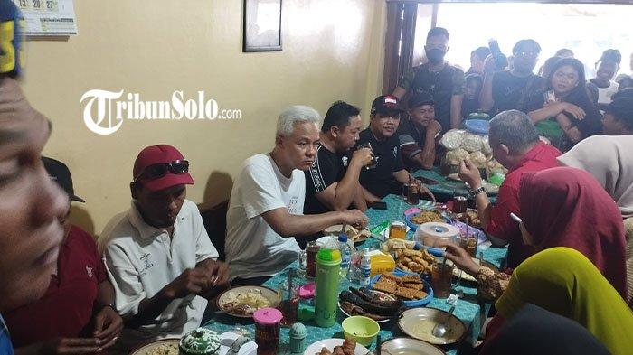 Capres nomor urut 3, Ganjar Pranowo saat sarapan di warung soto Mbah Lanjar, Boyolali, Sabtu (30/12/2023)
