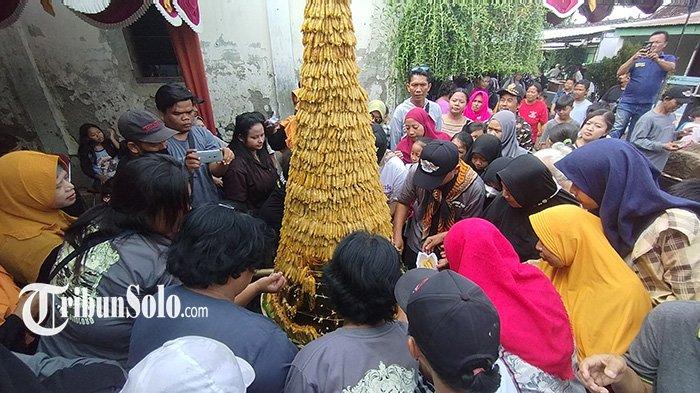 Gunungan Lompya Duleg dan Lembu Suroloyo di kirab warga di acara Cethik Geni 5 Desa Gatak, Kecamatan Delanggu, Klaten.