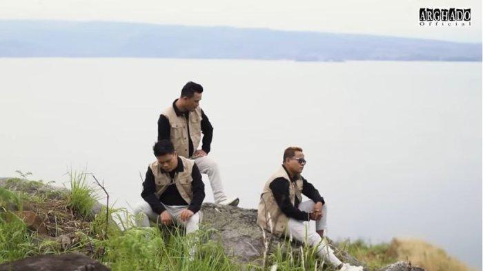 Chord Kunci Gitar dan Lirik Lagu Unang Curiga Ho - Arghado Trio : Dang