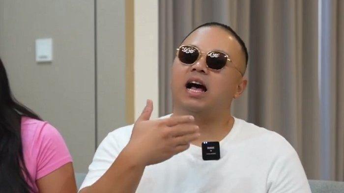 REVIEW CODEBLU - Sosok food vlogger Codblu saat tampil di Youtube dr. Richard Lee, MARS pada tahun 2023. Polisi membenarkan adanya laporan terhadap William Anderson alias Codeblu terkait UU ITE.