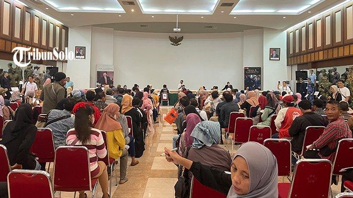 DATANGI PABRIK SRITEX. Ribuan eks buruh PT Sri Rejeki Isman Tbk (Sritex) tengah mengantri untuk mengikuti pendataan pencairan tunjangan hari tua di gedung pertemuan pabrik Sritex, Sukoharjo, Rabu (5/3/2025). Pendataan ini merupakan langkah awal sebelum pencairan dana tunjangan yang dijadwalkan berlangsung selama 10 hari bagi ribuan buruh di Sritex Grup yang terkena PHK massal per 1 Maret 2025 kemarin.