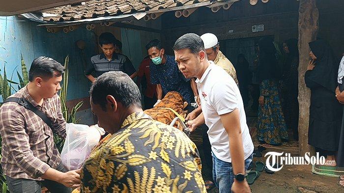 DIAUTOPSI - Anggota polisi membawa jenazah seorang pemuda dari rumah duka di Dukuh Klimasan, Desa Sendang, Kecamatan Karanggede, Boyolali ke RS Moewardi Solo untuk dilakukan autopsi, Kamis (22/5/2025). Pemuda bernama Muhamad Prana Saputra (17) ini diautopsi lantaran meninggal dunia saat latihan silat.