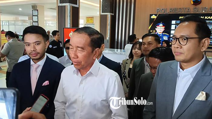 DICECAR 45 PERTANYAAN - Presiden ke-7 RI Jokowi ditemui di Mapolresta Solo pasca pemeriksaan, Rabu (23/7/2025). Dalam kesempatan itu, Jokowi diperiksa selama 3 jam dan dicecar 45 pertanyaan oleh penyidik Polda Metro Jaya.