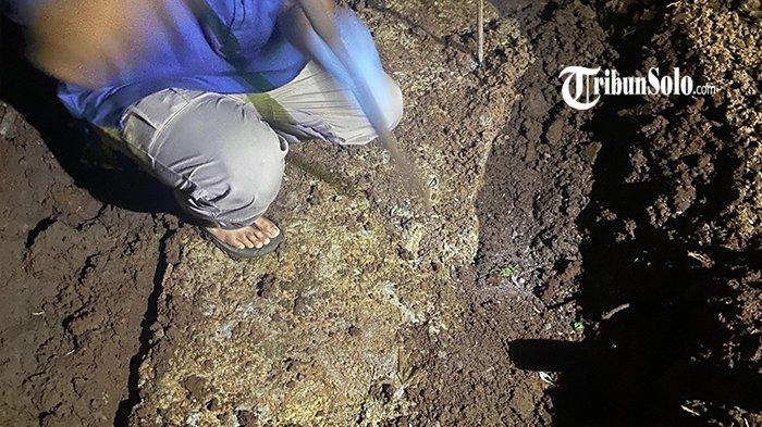DIDUGA KORBAN PEMBUNUHAN - Evakuasi jenazah diduga korban pembunuhan di belakang rumah salah satu warga Dusun Brubuh RT 04 RW 01, Desa Ngadirojo Lor, Wonogiri, Kamis (1/5/2025). Berdasarkan informasi yang beredar, korban adalah Dwi Hastuti (48) warga Desa/Kecamatan Baturetno. Korban dilaporkan hilang hilang usai meninggalkan rumah sejak 10 Februari 2025 lalu.