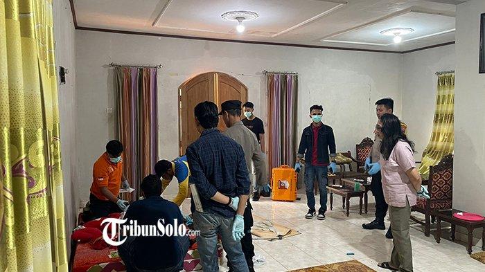 DIDUGA KORBAN PEMBUNUHAN - Suasana rumah seorang nenek yang ditemukan meninggal dunia di Dusun Winong, Desa Mlokomanis Wetan, Kecamatan Ngadirojo, Wonogiri, Minggu (6/7/2025). Nenek berusia 63 tahun ini diduga merupakan korban pembunuhan.
