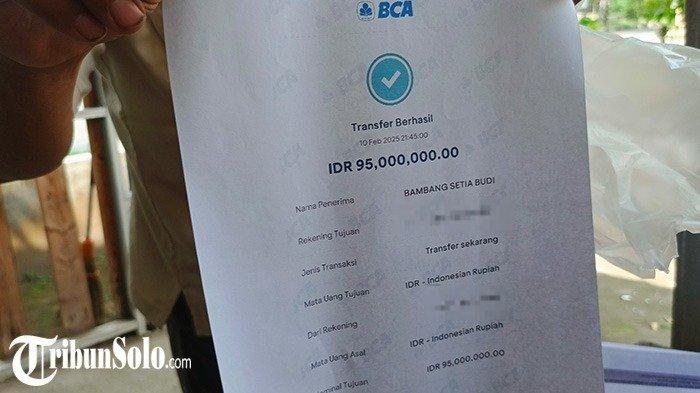 BUKTI TRANSFER. DW, salah satu anggota koperasi Bahana Lintas Nusantara (BLN) menunjukan bukti transfer dirinya saat kepincut berinvestasi beberapa bulan lalu. Kini DW hanya bisa berdoa agar ada keajaiban kembalinya uangnya Rp 200 juta yang ditabur di BLN.