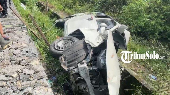 MOBIL TERTABRAK KA BATARA KRESNA. Proses Evakuasi mobil Sigra warna putih usai tertabrak kereta api Batara Kresna dari arah Wonogiri ke Solo di perlintasan kereta api depan Terminal Sukoharjo, Rabu (26/3/2025) sekira pukul 08.45 WIB. Dalam Kejadian ini dari info yang dihimpun Tribun Solo 4 orang meninggal dunia, mereka adalah rombongan yang mudik dari Jakarta ke Sukoharjo. Tribun Solo/ Anang Maruf