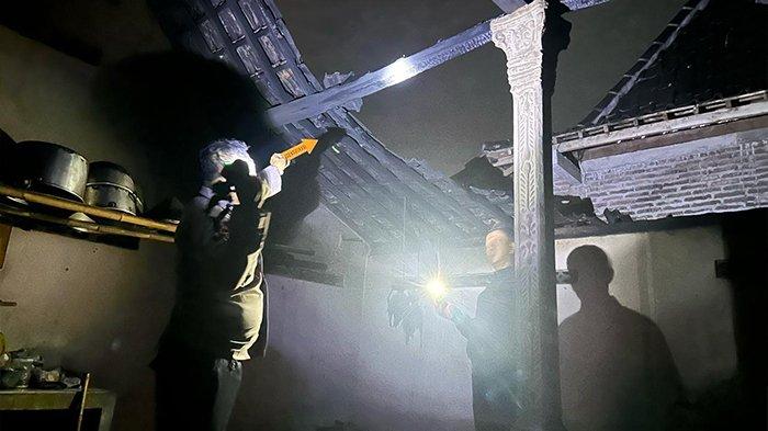 KEBAKARAN DAPUR RUMAH WARGA DI SRAGEN. Dapur rumah warga Desa Wonotolo, Kecamatan Gondang, Kabupaten Sragen pasca dilalap si jago merah, Senin (17/2/2025) malam. Warga sempat berusaha memadamkan api menggunakan selang dan ember yang berisikan air PDAM.