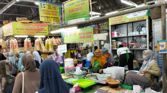 Suasana lapak dawet telasih milik Ponirah atau yang akrab disapa Hj. Sipon di Pasar Gede Solo.