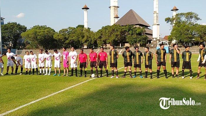 Ketum PSI, Kaesang Pangarep dan Raja Pura Mangkunegaran, KGPAA Mangkunagara X (MN X) saat ikut Derby Santuy di Stadion Sriwedari Solo, Minggu (21/7/2024).