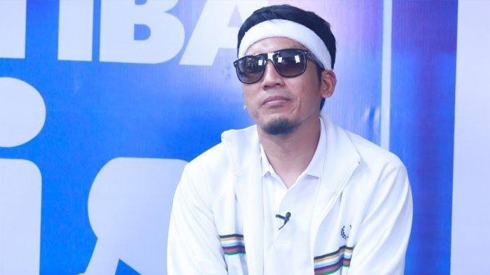 DESTA MARAHI IWAN FALS. Momen Desta saat ditemui di kawasan Pejaten Jakarta Selatan, Selasa (8/11/2022). Ada cerita menarik saat pertemuan Iwan Fals dan Desta, dimana sang presenter justru marahi Iwan Fals. TRIBUNNEWS.COM/BAYU INDRA PERMANA
