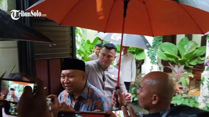 SAMBANGI SOLO : Didit Prabowo bersilaturahmi ke kediaman Jokowi di Solo di hari Lebaran, Senin (31/3/2025) sore. Didit Prabowo datang ditemani sejumlah ajudan dan pengawal ke kediaman Jokowi yang beralamat di Kelurahan Sumber Kecamatan Banjarsari Kota Solo tersebut.