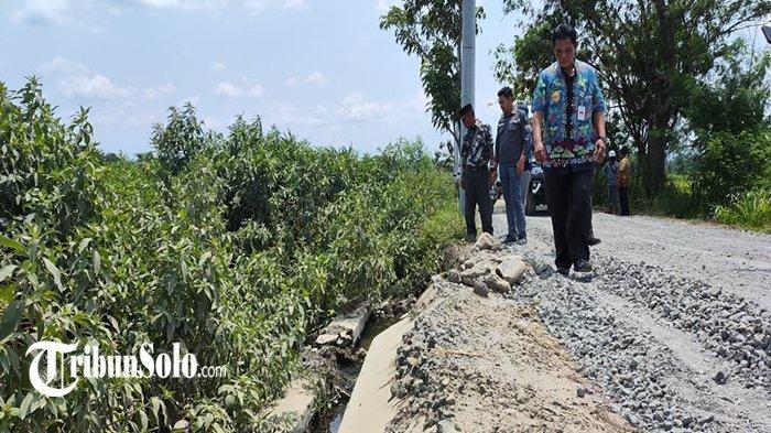 Wakil Bupati Klaten Yoga Hardaya bersama Kepala Dinas DPUPR meninjau langsung ruas jalan rusak yang menghubungkan antara Desa Gedaren, Kecamatan Jatinom dengan Desa Manjungan, Kecamatan Ngawen, Klaten, Selasa (16/1/2023).