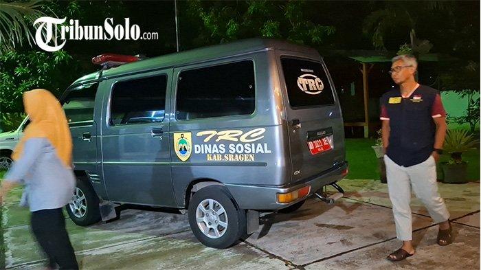 PERCOBAAN BUNUH DIRI. Dinas Sosial Kabupaten Sragen mengantar NH, seorang perempuan warga Kabupaten Blitar yang hendak melakukan aksi percobaan bunuh diri dari atas pagar jembatan flyover jalan tol, Rabu (28/5/2025).
