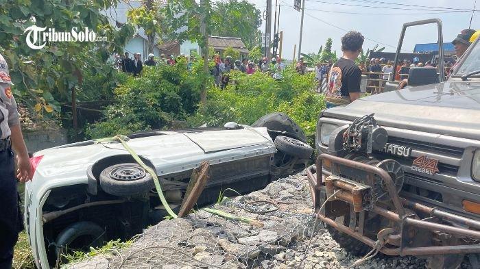 MOBIL TERTABRAK KA BATARA KRESNA : Proses Evakuasi mobil Sigra warna putih usai tertabrak kereta api Batara Kresna dari arah Wonogiri ke Solo di perlintasan kereta api depan Terminal Sukoharjo, Rabu (26/3/2025) sekira pukul 08.45 WIB. Dua hari setelah kecelakaan maut antara Kereta Api Batara Kresna dan mobil Daihatsu Sigra di perlintasan rel Kelurahan Gayam, Kecamatan/Kabupaten Sukoharjo, Kepolisian Resor (Polres) Sukoharjo masih terus melakukan penyelidikan.