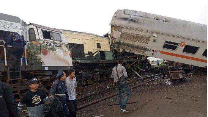 Dua kereta api terlibat kecelakaan di Babakan DKA Cicalengka, sekitar 400 meter dari Stasiun Cicalengka, Kabupaten Bandung, Jawa Barat, Jumat (5/1/2024) sekitar pukul 06.00 WIB.