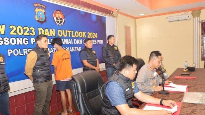 Polres Siantar mengamankan dua orang anak yang terlibat baku hantam dengan ayahnya hingga tewas, Minggu (31/12/2023). Sang ayah sempat dibawa berobat ke rumah sakit, namun nyawanya tak tertolong.