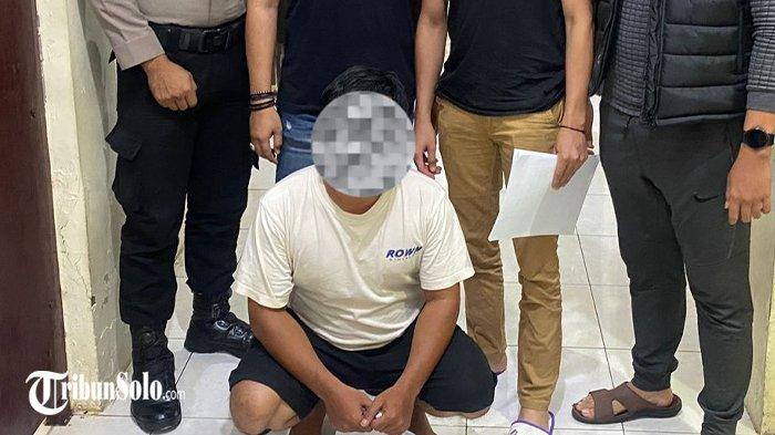 EDARKAN UANG PALSU - Pria bernama Ardi Paramusdita (31) warga Kecamatan Jatisrono Kabupaten Wonogiri ditangkap polisi usai mengedarkan uang palsu di wilayah Wonogiri. Aksinya terungkap saat mencoba membeli tiket bus dengan uang palsu yang dia miliki.