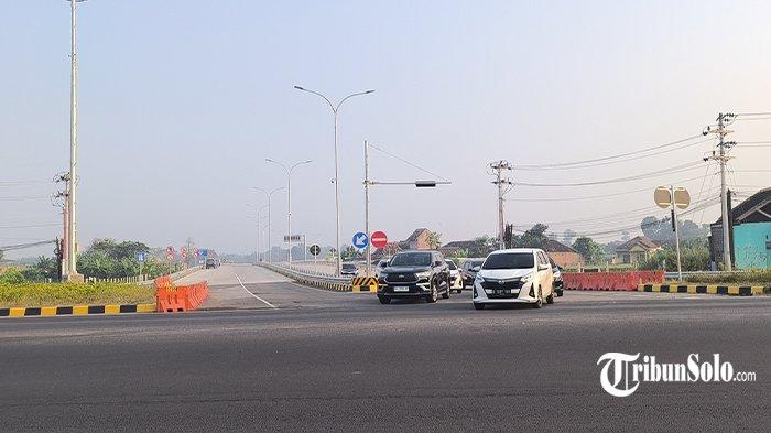 EXIT TOL PRAMBANAN - Kendaraan roda empat terpantau keluar dari Simpang Exit Tol Prambanan di Kecamatan Jogonalan, Klaten, Rabu (2/7/2025). Diketahui, Tol Solo-Jogja ruas Klaten-Prambanan dioperasikan secara penuh mulai 2 Juli 2025.