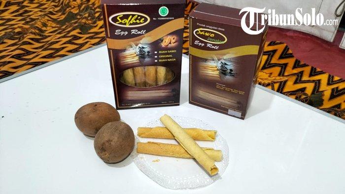 
Egg roll sawo ala Sofhie Cookies buatan warga Jenalas, Kecamatan Gemolong, Kabupaten Sragen, Sabtu (13/8/2022).  
