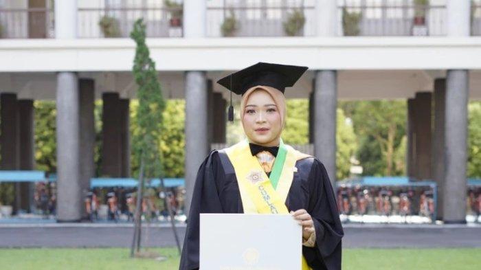 Elia Laila Rizqiyah merupakan salah satu dari 1.560 lulusan Program Magister (S2) yang diwisuda selama dua hari 23-24 Oktober lalu di Grha Sabha Pramana.