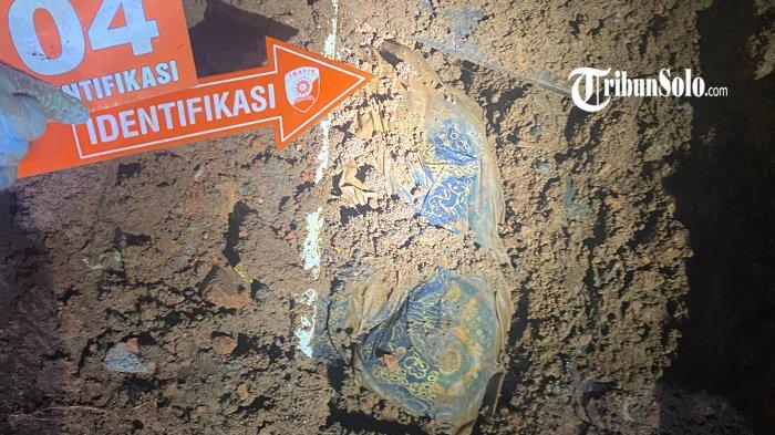 KORBAN PEMBUNUHAN - Evakuasi jenazah diduga korban pembunuhan di belakang rumah salah satu warga Dusun Brubuh RT 04 RW 01, Desa Ngadirojo Lor, Wonogiri, Kamis (1/5/2025). Berdasarkan informasi yang beredar, korban adalah Dwi Hastuti (48) warga Desa/Kecamatan Baturetno. Korban dilaporkan hilang hilang usai meninggalkan rumah sejak 10 Februari 2025 lalu.