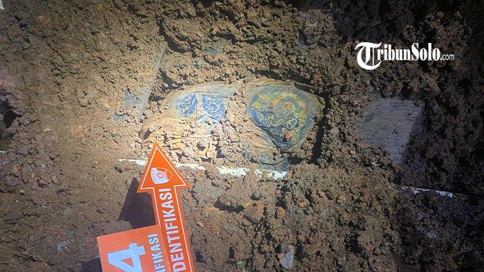 DIDUGA KORBAN PEMBUNUHAN - Evakuasi jenazah diduga korban pembunuhan di belakang rumah salah satu warga Dusun Brubuh RT 04 RW 01, Desa Ngadirojo Lor, Wonogiri, Kamis (1/5/2025). Berdasarkan informasi yang beredar, korban adalah Dwi Hastuti (48) warga Desa/Kecamatan Baturetno. Korban dilaporkan hilang hilang usai meninggalkan rumah sejak 10 Februari 2025 lalu.