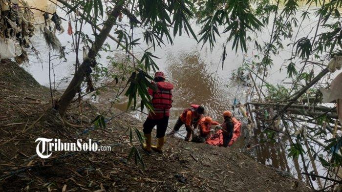 PENEMUAN MAYAT SRAGEN - Evakuasi jenazah seorang pria yang ditemukan di Sungai Bengawan Solo di Desa Karanganyar, Kecamatan Plupuh, Kabupaten Sragen, Sabtu (19/4/2025). Begini kronologi penemuan mayat pria tanpa identitas tersebut. (Dok. PMI Kabupaten Sragen)