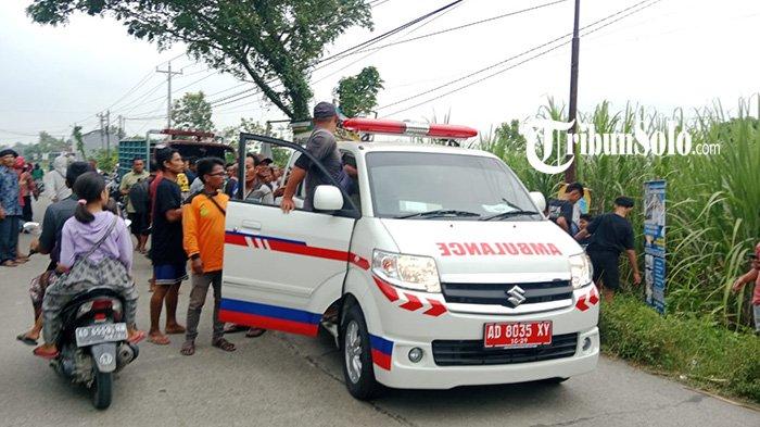 KECELAKAAN DI SRAGEN. Evakuasi korban kecelakaan di Jalan Raya Tanon-Sukodono, Desa/Kecamatan Tanon, Kabupaten Sragen, Kamis (17/4/2025). Kecelakaan ini melibatkan truk bernomor polisi H 9766 PA dengan sepeda motor Honda Verza bernomor polisi AD 5517 IY. ( Tribun Solo / Istimewa/ Dok. PSC 119 Sukowati Sragen)