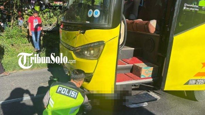 TEWAS TERTABRAK BUS - Anggota Satlantas Polres Boyolali mengevakuasi korban kecelakaan lalu lintas di jalan Semarang - Solo,  di Dukuh Gatak, Desa Tanduk, Kecamatan Ampel, Senin (7/4/2025) (Istimewa)