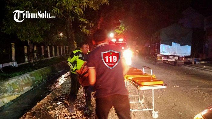 KECELAKAAN MAUT - Evakuasi korban kecelakaan lalu lintas di Jalan Dr. Sutomo, Kelurahan Sragen Kulon, Kecamatan/Kabupaten Sragen, Sabtu (12/7/2025). Kecelakaan maut melibatkan truk dan sepeda motor tersebut menyebabkan satu orang meninggal dunia dan satu orang luka-luka.