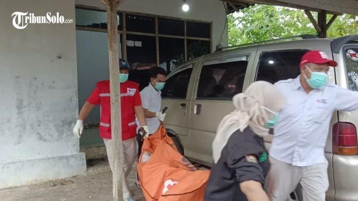 TEMUAN MAYAT : Evakuasi korban yang ditemukan meninggal dunia dari rumah di Desa Karanggeneng, Kecamatan/Kabupaten Boyolali, Senin (17/3/2025). Saat ditemukan, kondisi jenazah JS sudah memprihatinkan.