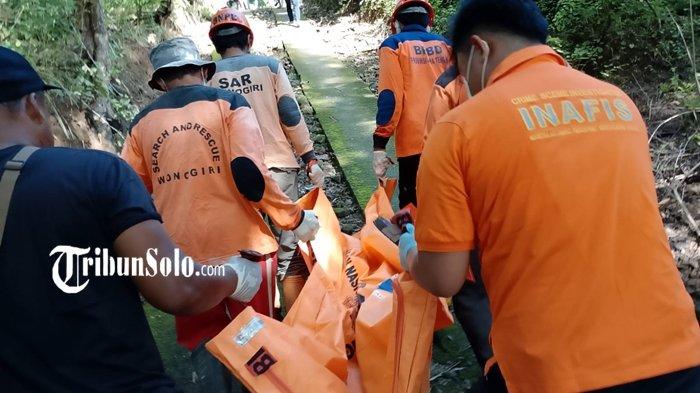EVAKUASI JENAZAH LANSIA - Evakuasi lansia yang ditemukan meninggal dunia di perairan Waduk Gajah Mungkur (WGM) di Desa Sendang, Kecamatan/Kabupaten Wonogiri pada Minggu (9/3/1025) pagi. Dari olah TKP tidak ditemukan tanda-tanda penganiayaan. (Istimewa/BPBD Wonogiri)