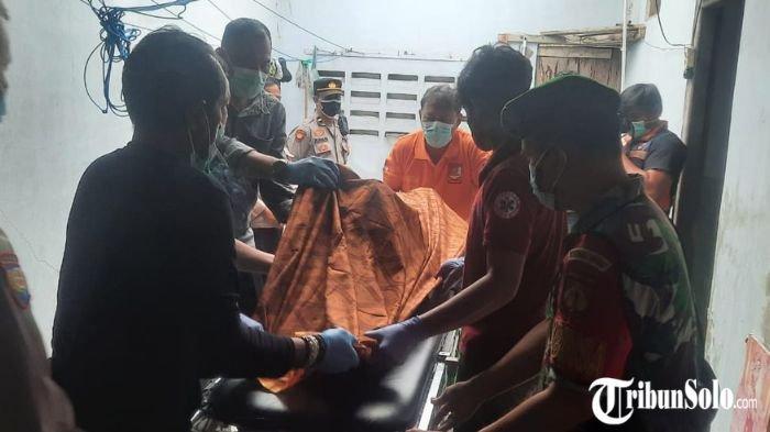 Evakuasi penemuan mayat warga negara Prancis di salah satu rumah kos di Kelurahan/Kecamatan Gemolong, Kabupaten Sragen, Kamis (23/1/2025). (Dok. Camat Gemolong) (Dok. PSC 119 Sukowati Sragen)