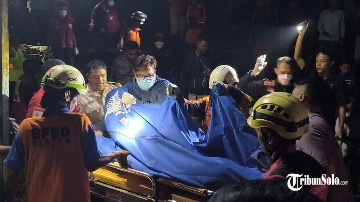 TERTEMPER KERETA - Evakuasi pria Tertemper kereta api di perlintasan kereta api di wilayah Desa Banaran, Kecamatan Delanggu, Kabupaten Klaten, Senin (9/6/2025). Anggota kepolisian Polsek Delanggu, PMI, BPBD, dan relawan membantu mengamankan evakuasi.