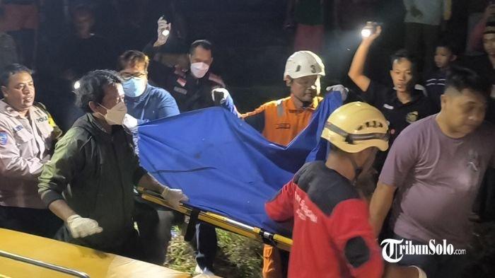 TERTEMPER KERETA - Evakuasi pria Tertemper kereta api di perlintasan kereta api di wilayah Desa Banaran, Kecamatan Delanggu, Kabupaten Klaten, Senin (9/6/2025). Anggota kepolisian Polsek Delanggu, PMI, BPBD, dan relawan membantu mengamankan evakuasi.