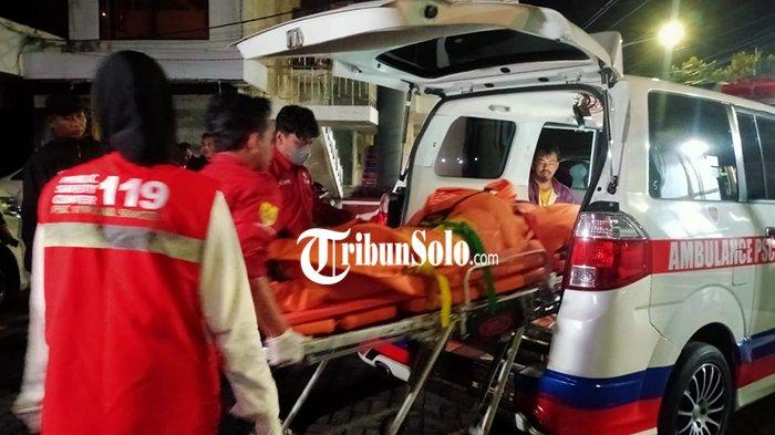 Evakuasi seorang laki-laki meninggal dunia di kompleks Gedung Atrium Sragen, Rabu (19/12/2024).