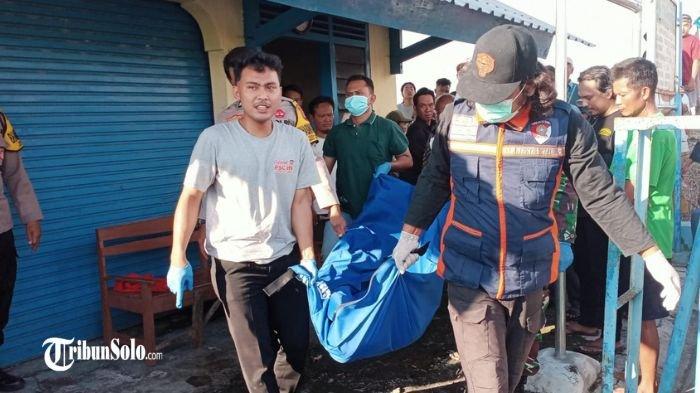 MENINGGAL DUNIA - Evakuasi seorang pria baruh baya yang ditemukan meninggal dunia di area persawahan, Minggu (25/5/2025).  Seorang pria paruh baya, Pasino (59) warga Desa Singopadu, Kecamatan Sidoharjo, Kabupaten Sragen ditemukan meninggal dunia di area persawahan, Minggu (25/5/2025) sore.