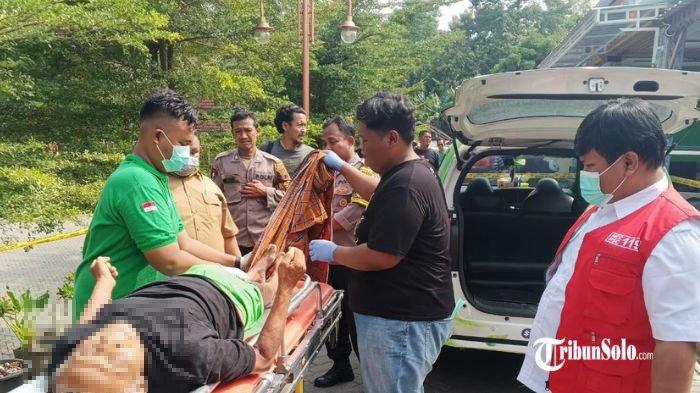 MENINGGAL DUNIA - Evakuasi seorang pria tanpa identitas meninggal dunia di dalam mobil di tempat parkir Gunung Kemukus, Desa Pendem, Kecamatan Sumberlawang, Kabupaten Sragen, Senin (2/6/2025). Diduga penyebab korban meninggal dunia karena sakit.