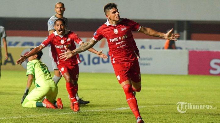 Pesepak bola Persis Solo, Fernando Rodriguez melakukan selebrasi usai mencetak gol ke gawang Persebaya Surabaya dalam laga lanjutan Liga 1 2022/2023 antara Persis Solo melawan Persebaya Surabaya di Stadion Maguwoharjo, Sleman, DI Yogyakarta, Sabtu (8/4/2023) malam. Laga tersebut berakhir imbang dengan skor 3-3 (1-2). TRIBUNNEWS/MUHAMMAD NURSINA